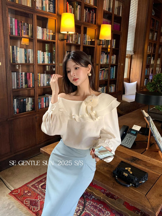 Double-layered wavy lace off-the-shoulder top