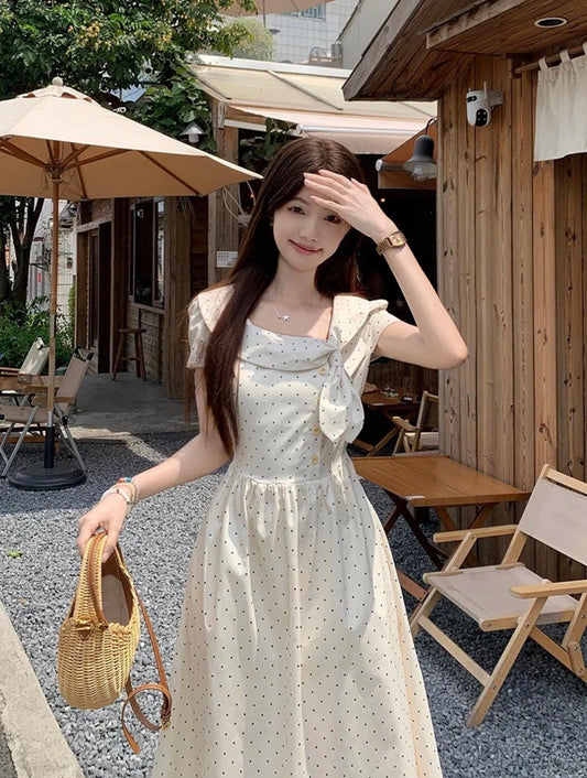 Apricot polka dot dress, gentle and ladylike