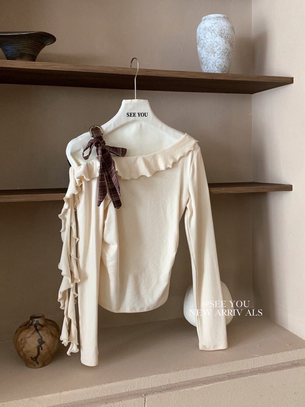 Off-shoulder long-sleeved belt buckle, plaid bow tie versatile knitted top