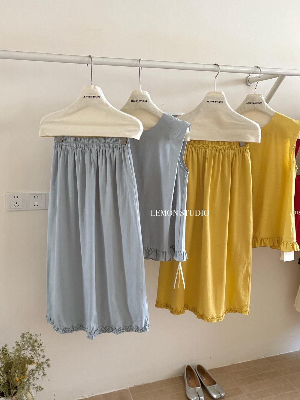 Cotton and linen suit, ruffled vest + high waist A-line skirt